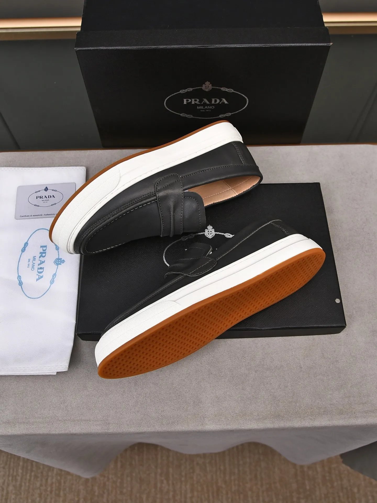 👟👟👟Men's Men's Shoes💰P440 [Top Cowhide]🆕🔥New Updates🔥👟PRADA (Prada) new products are released, imported soft cowhide, fashionable to allow air to penetrate the entire shoe, Niu B's shoes [strong] bring an extremely comfortable and breathable feeling! Beautiful inside and out! Exquisite workmanship, top-grade cowhide material, 😌Size: 38~44, single color choice.